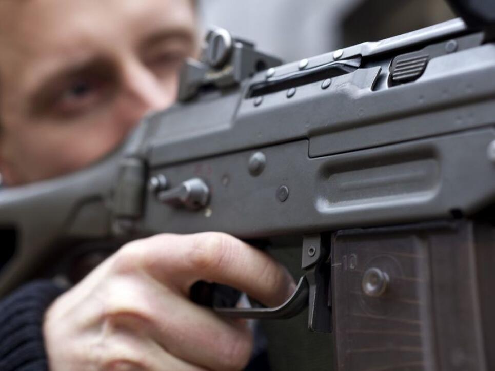 Zu den halbautomatischen Waffen gehört auch das Sturmgewehr 90 der Schweizer Armee. Die Plattform verlangt, dass dieses in Zukunft zu Hause abgeschlossen und getrennt von der Munition aufbewahrt werden muss.