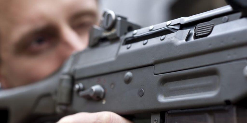 Zu den halbautomatischen Waffen gehört auch das Sturmgewehr 90 der Schweizer Armee. Die Plattform verlangt, dass dieses in Zukunft zu Hause abgeschlossen und getrennt von der Munition aufbewahrt werden muss.
