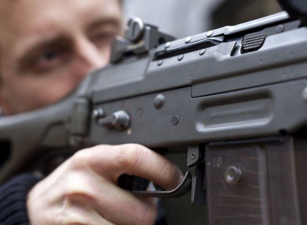 Zu den halbautomatischen Waffen gehört auch das Sturmgewehr 90 der Schweizer Armee. Die Plattform verlangt, dass dieses in Zukunft zu Hause abgeschlossen und getrennt von der Munition aufbewahrt werden muss.