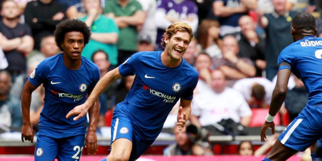 Marcos Alonso von Chelsea jubelt über den ersten seiner zwei Treffer im Derby gegen Tottenham Marcos Alonso von Chelsea jubelt über den ersten seiner zwei Treffer im Derby gegen Tottenham