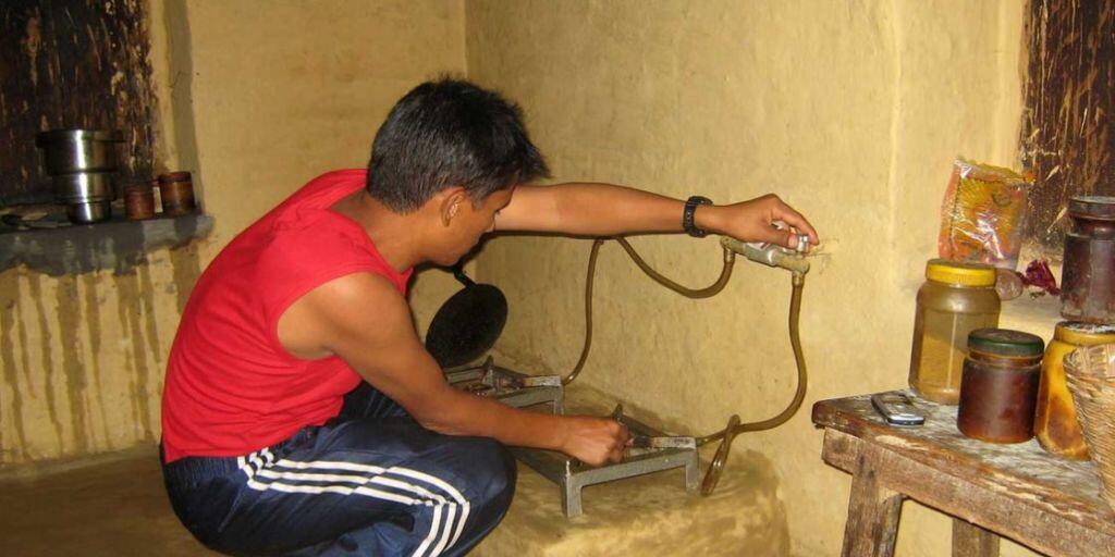7500 Familien in Nepal wurden gemäss myclimate mit einer Biogasanlage ausgerüstet. Dadurch sind die Familien nicht mehr dem schädlichen Rauch in den Häusern ausgeliefert. 7500 Familien in Nepal wurden gemäss myclimate mit einer Biogasanlage ausgerüstet. Dadurch sind die Familien nicht mehr dem schädlichen Rauch in den Häusern ausgeliefert.