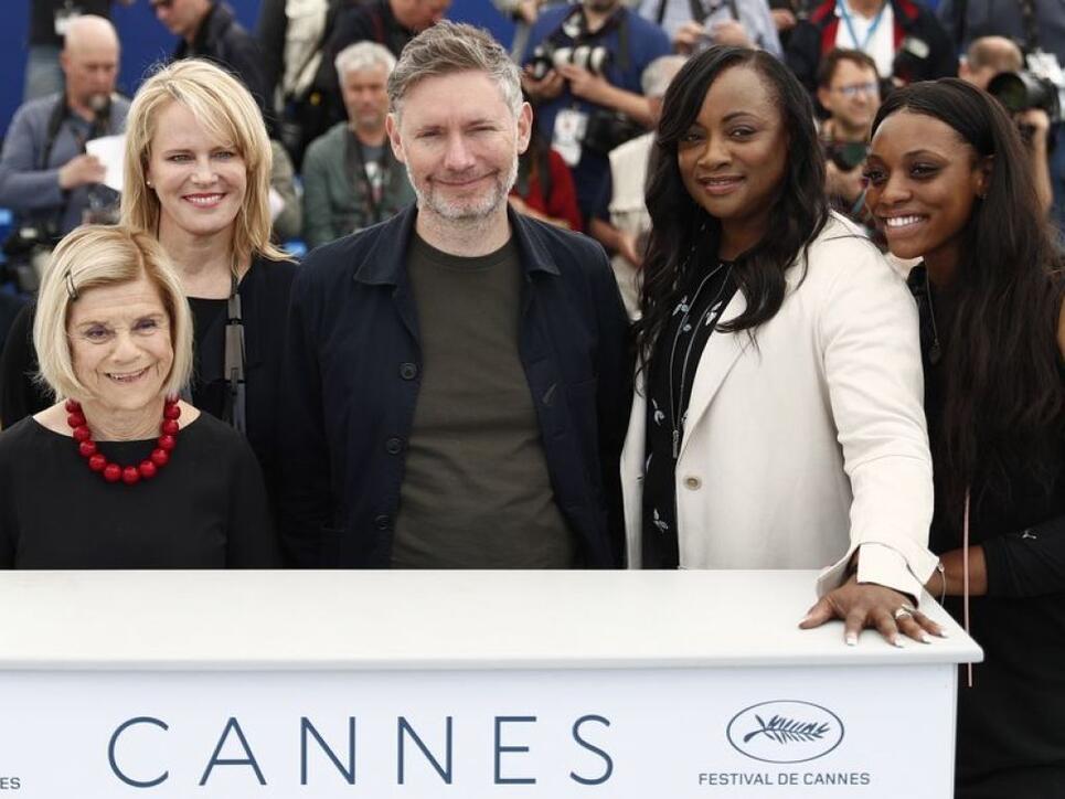 In einem brisanten Dokumentarfilm über Whitney Houston wird behauptet, die Sängerin sei von einer Cousine sexuell missbraucht worden. V.l.: Produzentinnen Nicole David und Lisa Erspamer, Regisseur Kevin Macdonald und die Koproduzentinnen Pat Houston und Rayah Houston stellten den Film in Cannes vor.