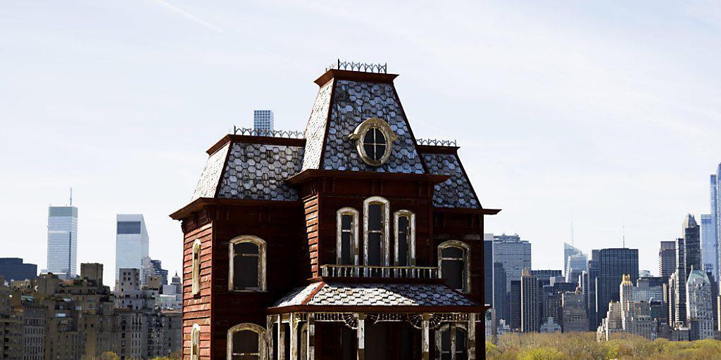 Installation "Transitional Object (PsychoBarn)" von Cornelia Parker im Iris and B. Gerald Cantor Roof Garden auf dem Dach des Metropolitan Museum of Art in New York.