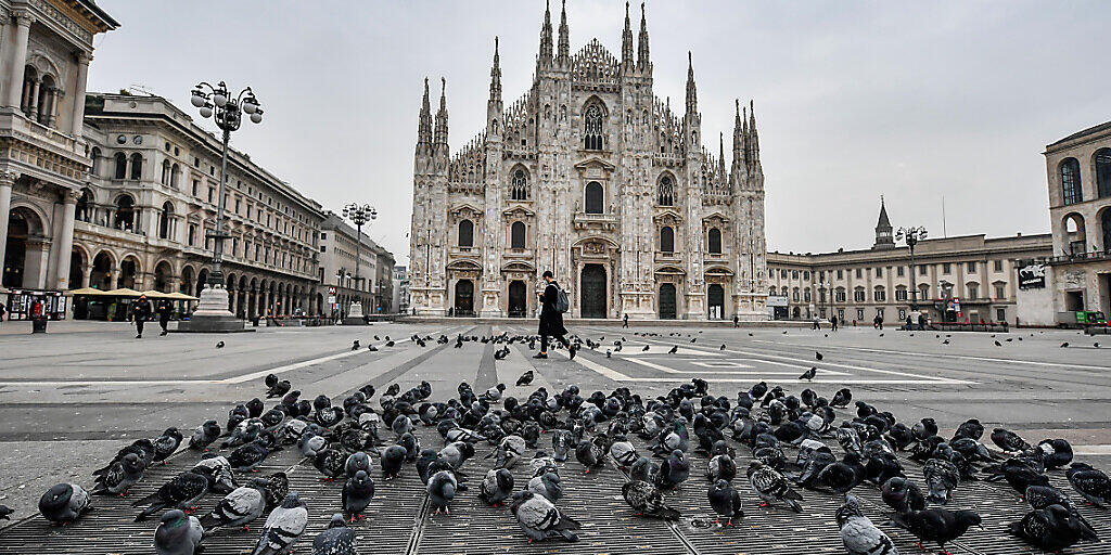 dpatopbilder - Nur wenige Menschen halten sich auf dem Platz vor dem Mailänder Dom auf. In Italien sind verschärfte Corona-Schutzvorschriften in Kraft getreten. Die Regierung hat eine nächtliche Ausgangssperre verhängt und in vier Regionen trat ein Teil-Lockdown in Kraft, der rund um die Uhr gilt. Foto: Claudio Furlan/LaPresse via ZUMA Press/dpa dpatopbilder - Nur wenige Menschen halten sich auf dem Platz vor dem Mailänder Dom auf. In Italien sind verschärfte Corona-Schutzvorschriften in Kraft getreten. Die Regierung hat eine nächtliche Ausgangssperre verhängt und in vier Regionen trat ein Teil-Lockdown in Kraft, der rund um die Uhr gilt. Foto: Claudio Furlan/LaPresse via ZUMA Press/dpa