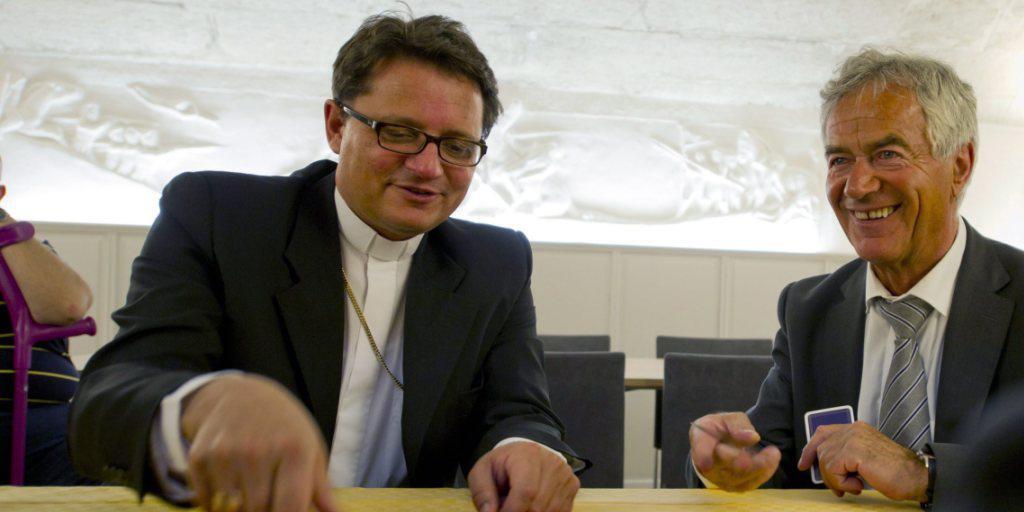 Bischof Felix Gmür (links)  beim Jassen (Archiv).