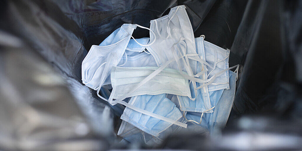 Belgien führt eine Maskenpflicht im Freien ein. Im Bild benutzte Hygienemasken in einem Abfalleinmer. Belgien führt eine Maskenpflicht im Freien ein. Im Bild benutzte Hygienemasken in einem Abfalleinmer.