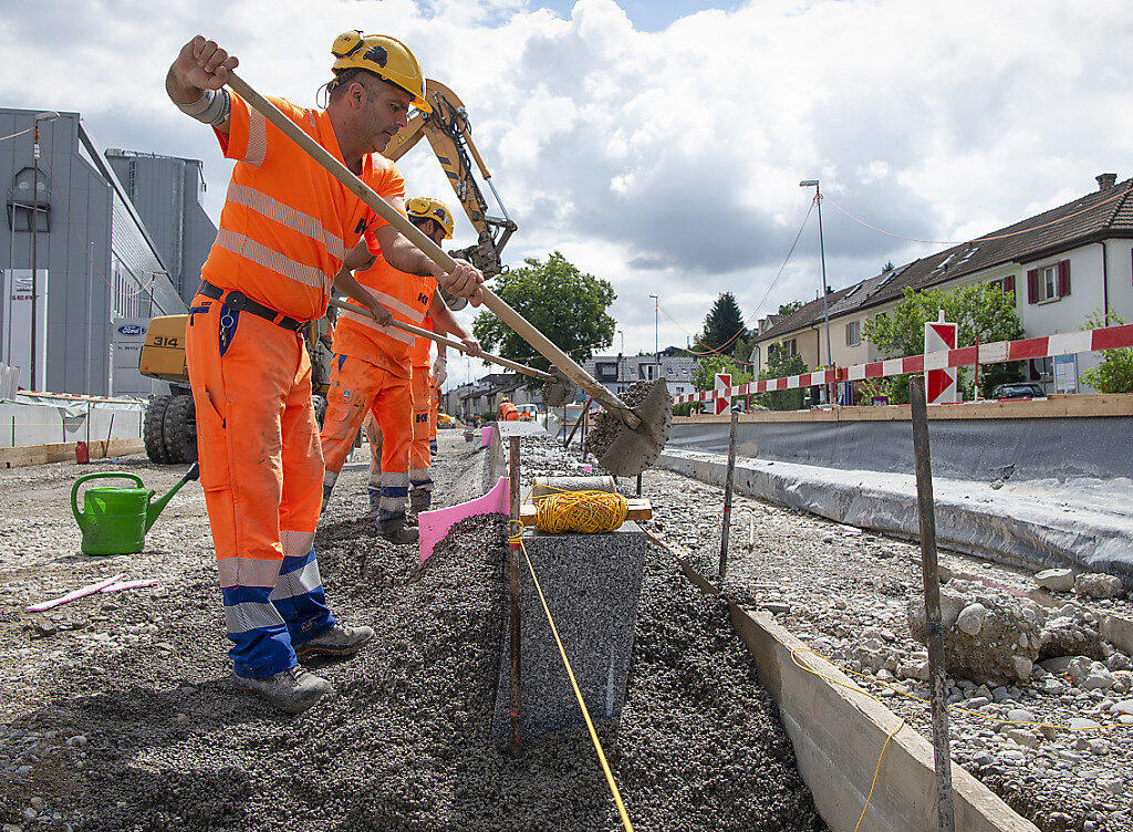 Der erste Abschnitt der Limmattalbahn von Zürich-Altstetten bis Schlieren wird derzeit gebaut: Nach dem Zürcher Abstimmungsentscheid vom Sonntag kann nun auch definitiv die zweite Etappe bis an den Bahnhof Killwangen-Spreitenbach AG realisiert werden. Der erste Abschnitt der Limmattalbahn von Zürich-Altstetten bis Schlieren wird derzeit gebaut: Nach dem Zürcher Abstimmungsentscheid vom Sonntag kann nun auch definitiv die zweite Etappe bis an den Bahnhof Killwangen-Spreitenbach AG realisiert werden.