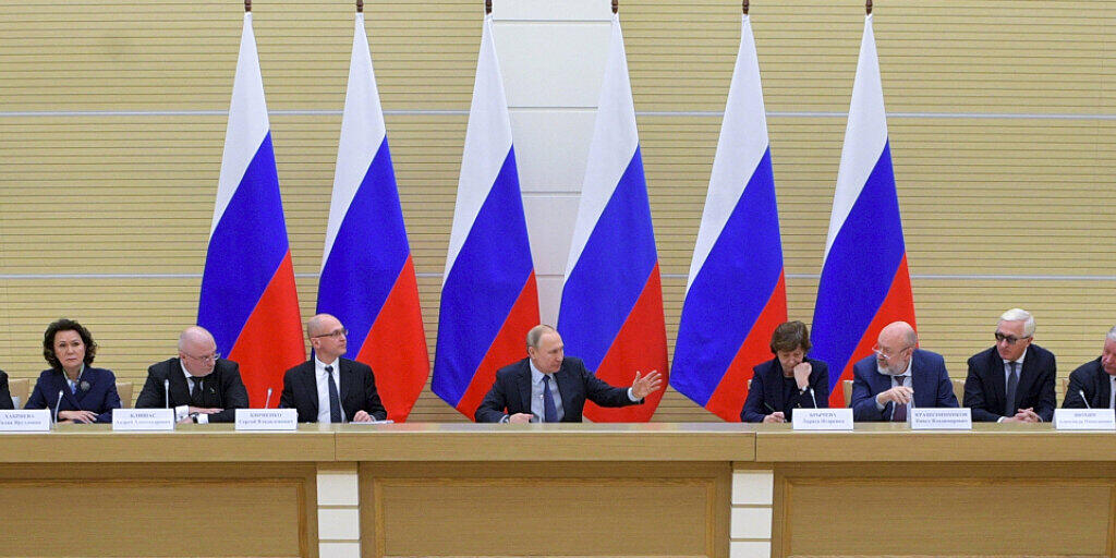 Der russische Staatschef Putin (Mitte) erörtert Verfassungsänderungen mit einer Arbeitsgruppe aus handverlesenen Personen. Der russische Staatschef Putin (Mitte) erörtert Verfassungsänderungen mit einer Arbeitsgruppe aus handverlesenen Personen.