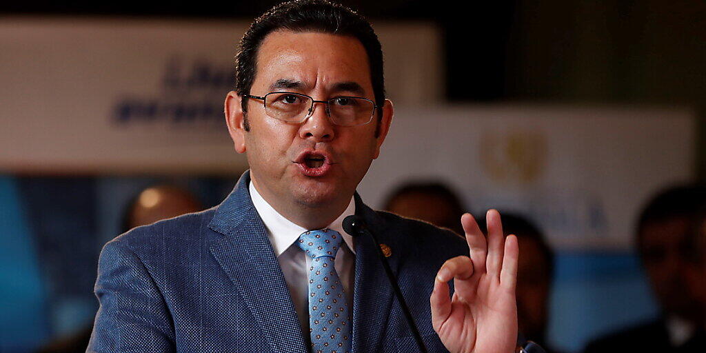 Nach dem Tod von Soldaten hat der Präsident von Guatemala, Jimmy Morales, den Ausnahmezustand in einigen Regionen verhängt und der Kongress stellte sich hinter die Massnahme. Nach dem Tod von Soldaten hat der Präsident von Guatemala, Jimmy Morales, den Ausnahmezustand in einigen Regionen verhängt und der Kongress stellte sich hinter die Massnahme.