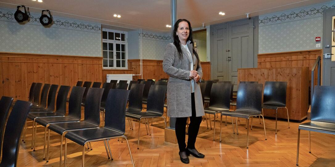 Elisabeth Huppmann im Saal des Kulturhaus Rössle in Mauren, der sowohl von den Gästen als auch den auftretenden Künstlern sehr geschätzt wird.