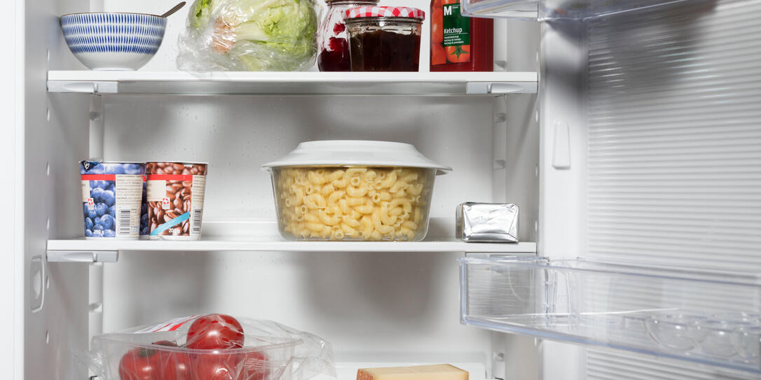 KUEHLSCHRANK, NAHRUNG, ESSEN, LEBENSMITTEL, NAHRUNGSMITTEL, KAROTTEN, GURKE, EIER, TOMATEN, TOMATE, MARMELADE, SALAT, JOGHURT, KARTOFFELN, TEIGWAREN, MILCH, KAESE,