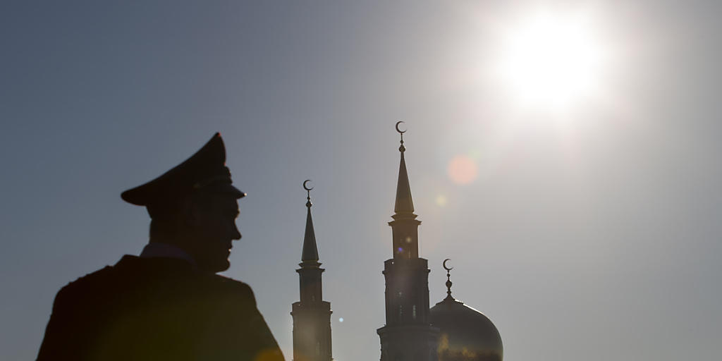 Russischer Sicherheitsmann vor der wieder eröffneten Zentralmoschee in Moskau Russischer Sicherheitsmann vor der wieder eröffneten Zentralmoschee in Moskau