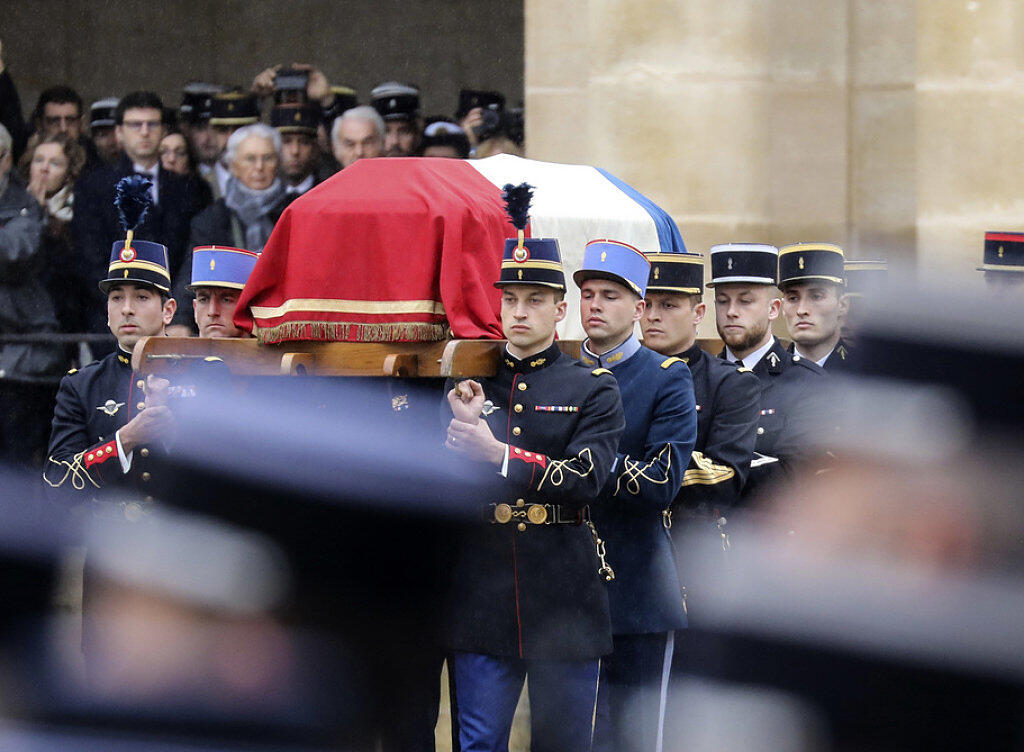 Beltrames Sarg wird in den Ehrenhof neben dem Pariser Invalidendom getragen. Der getötete Polizist wurde von Frankreichs Staatspräsident Macron posthum zum Kommandanten der französischen Ehrenlegion ernannt. Beltrames Sarg wird in den Ehrenhof neben dem Pariser Invalidendom getragen. Der getötete Polizist wurde von Frankreichs Staatspräsident Macron posthum zum Kommandanten der französischen Ehrenlegion ernannt.