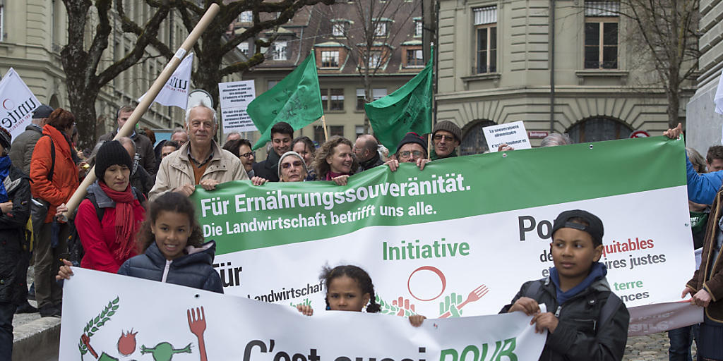 Mit über 109'000 gültigen Unterschriften wurde am Mittwoch die Initiative für Ernährungssouveränität eingereicht. Zahlreiche Kinder waren bei der Übergabe dabei.