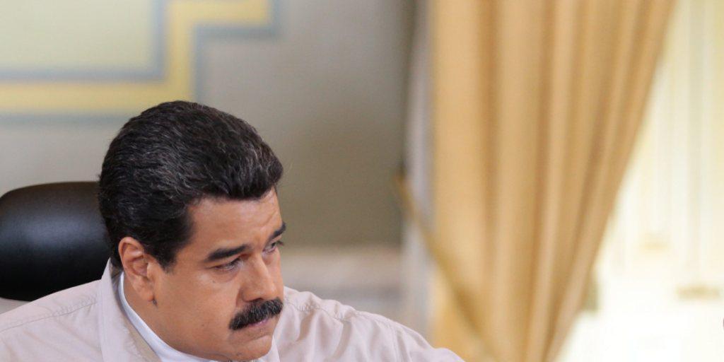 Venezuelas Präsident Maduro zeigt eine neue Banknote - die Banken haben diese offenbar noch nicht gesehen.