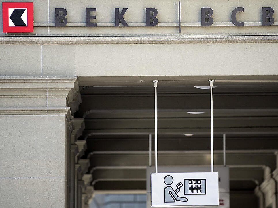 Die Berner Kantonalbank hat im ersten Halbjahr ein durchwachsenes Ergebnis erzielt: Die Erträge waren rückläufig, der Gewinn aber legte zu. (Archivbild)