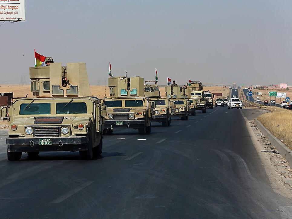Kurdische Sicherheitskräfte auf dem Weg in die Stadt Altin Köprü im Norden der Provinz Kirkuk, wo am Freitag die irakische Armee, die Polizei sowie Anti-Terror-Einheiten einmarschiert sind.