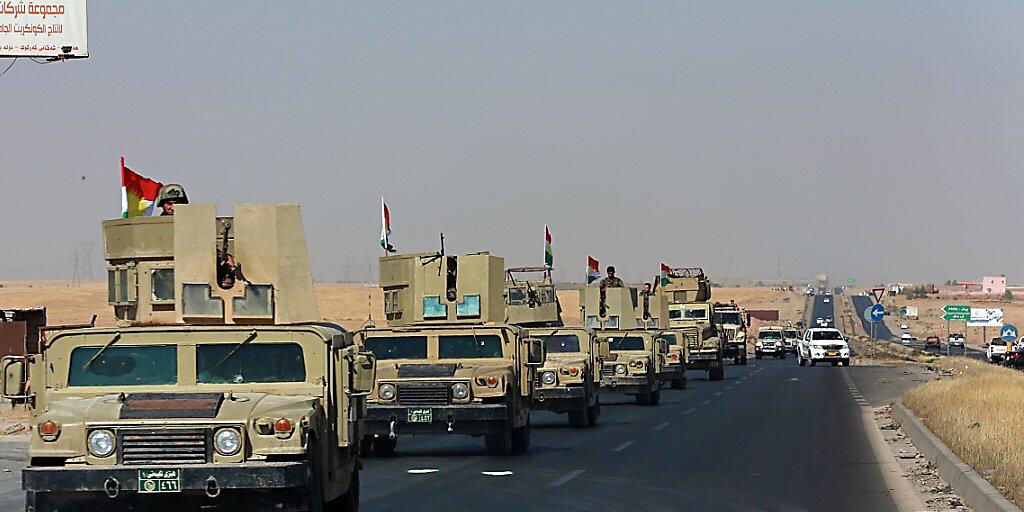 Kurdische Sicherheitskräfte auf dem Weg in die Stadt Altin Köprü im Norden der Provinz Kirkuk, wo am Freitag die irakische Armee, die Polizei sowie Anti-Terror-Einheiten einmarschiert sind.