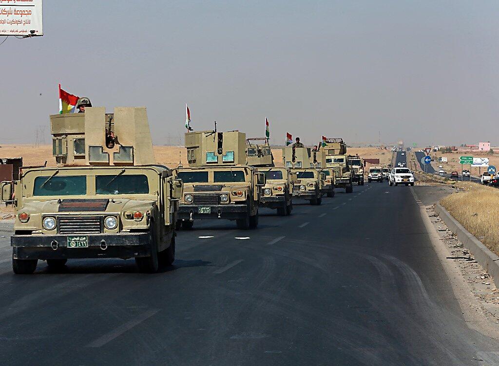 Kurdische Sicherheitskräfte auf dem Weg in die Stadt Altin Köprü im Norden der Provinz Kirkuk, wo am Freitag die irakische Armee, die Polizei sowie Anti-Terror-Einheiten einmarschiert sind.