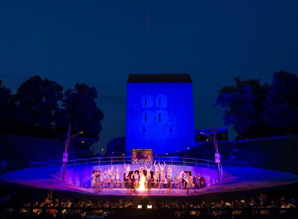 Das Opernfestival Avenches - hier eine Szene aus "Carmen" (2014) - ist wegen seiner besonderen Atmosphäre im Amphitheater ohnehin schon beliebt. Die kommende Ausgabe 2018 soll aber mit den grössten Opernhits zusätzlich Interessierte anlocken. (Archivbild) Das Opernfestival Avenches - hier eine Szene aus "Carmen" (2014) - ist wegen seiner besonderen Atmosphäre im Amphitheater ohnehin schon beliebt. Die kommende Ausgabe 2018 soll aber mit den grössten Opernhits zusätzlich Interessierte anlocken. (Archivbild)