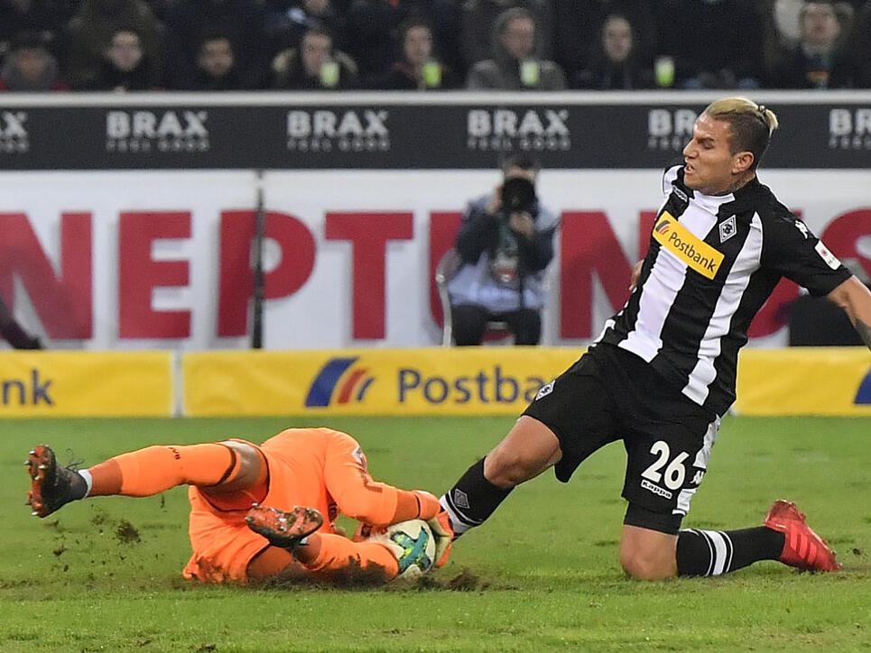 Roman Bürki schnappt sich den Ball gegen Gladbachs Stürmer Raul Bobadilla