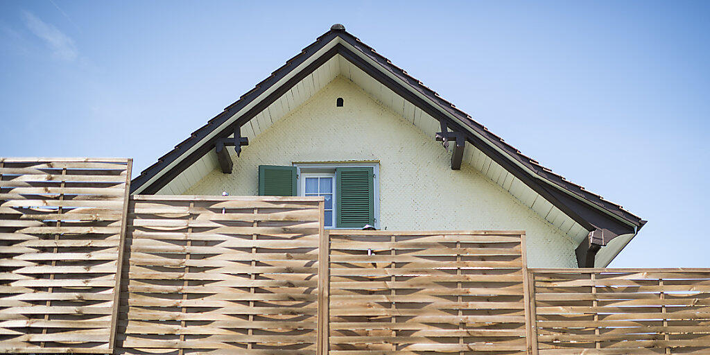 Blick auf das Haus, in welchem im August 2015 ein Kleinkind tot aufgefunden worden war. Die Eltern stehen seit Dienstag in St. Gallen vor Gericht. (Archivbild) Blick auf das Haus, in welchem im August 2015 ein Kleinkind tot aufgefunden worden war. Die Eltern stehen seit Dienstag in St. Gallen vor Gericht. (Archivbild)