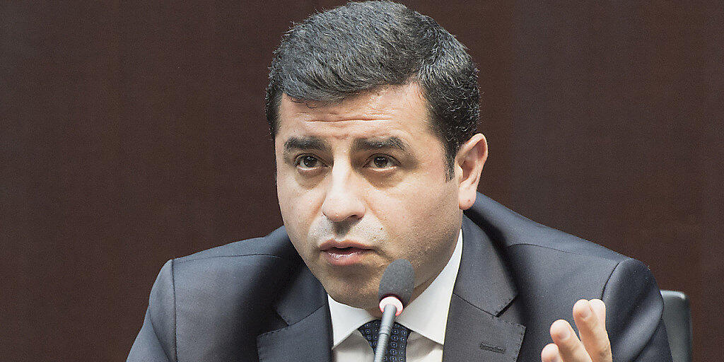 Atempause für den türkischen Präsidenten Erdogan: sein gefährlichster politischer Rivale ist erst einmal eingekerkert: Selahattin Demirtas, kurdischer Politiker und langjähriger Chef der Kurdenpartei HDP (in einer Aufnahme vom Juni 2016 in Bern). Atempause für den türkischen Präsidenten Erdogan: sein gefährlichster politischer Rivale ist erst einmal eingekerkert: Selahattin Demirtas, kurdischer Politiker und langjähriger Chef der Kurdenpartei HDP (in einer Aufnahme vom Juni 2016 in Bern).