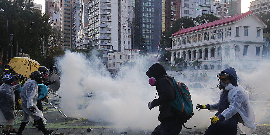 Tränengasschlacht vor der Hong Kong Polytechnic University (PolyU).
