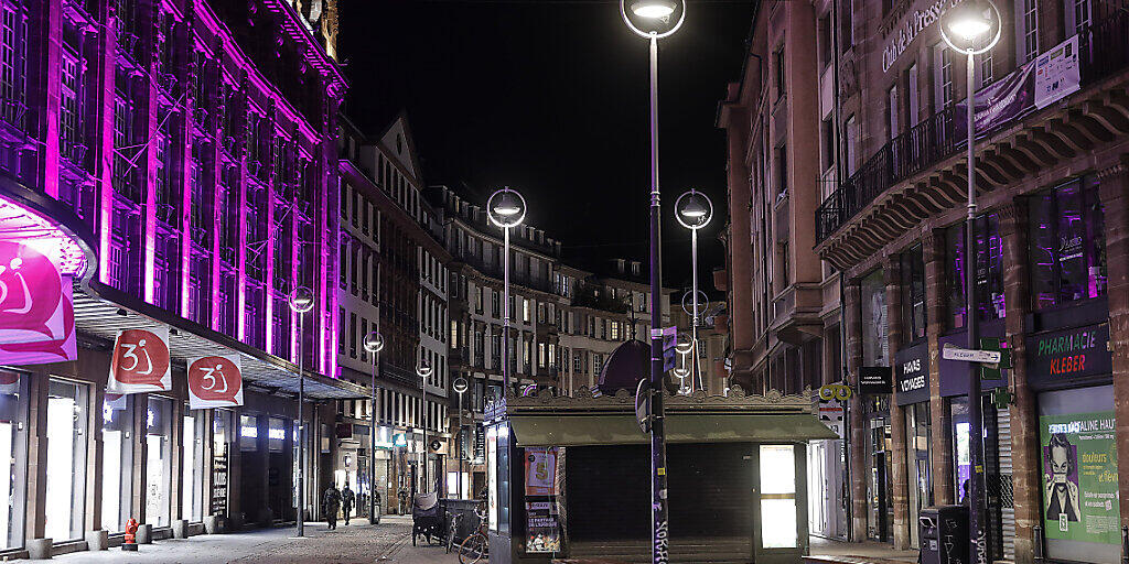 Eine nahezu menschenleere Straße in der Innenstadt von Straßburg. Foto: Jean-Francois Badias/AP/dpa Eine nahezu menschenleere Straße in der Innenstadt von Straßburg. Foto: Jean-Francois Badias/AP/dpa