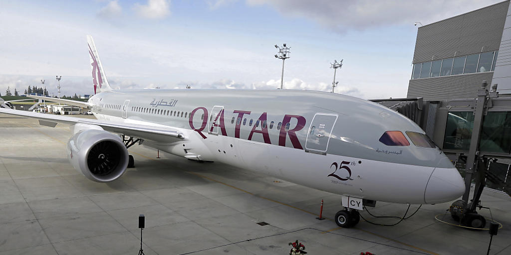 Eine Boeing 787 der Qatar Airways bei einer Zeremonie zur Auslieferung in den USA. Die Fluggesellschaft aus dem Golfemirat fliegt den derzeit längsten Linienflug  zwischen Doha und Auckland, Neuseeland. (Archivbild)