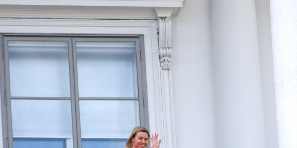 Die langen Verhandlungen zum Atomstreit mit dem Iran gehen zu Ende: EU-Aussenbeauftrage Federica Mogherini winkt vom Balkan des Palais Coburg, wo die Verhandlungspartner sich beraten. Die langen Verhandlungen zum Atomstreit mit dem Iran gehen zu Ende: EU-Aussenbeauftrage Federica Mogherini winkt vom Balkan des Palais Coburg, wo die Verhandlungspartner sich beraten.