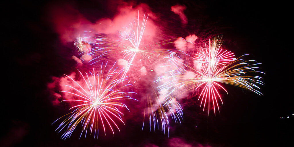 Wer Feuerwerkkörper in die Schweiz einführt, darf dies, sofern die pyrotechnische Ware nicht mehr als 2,5 Kilogramm wiegt. Spektakulärer ist sowieso der Besuch einer der öffentlichen Feiern. (Archivbild)