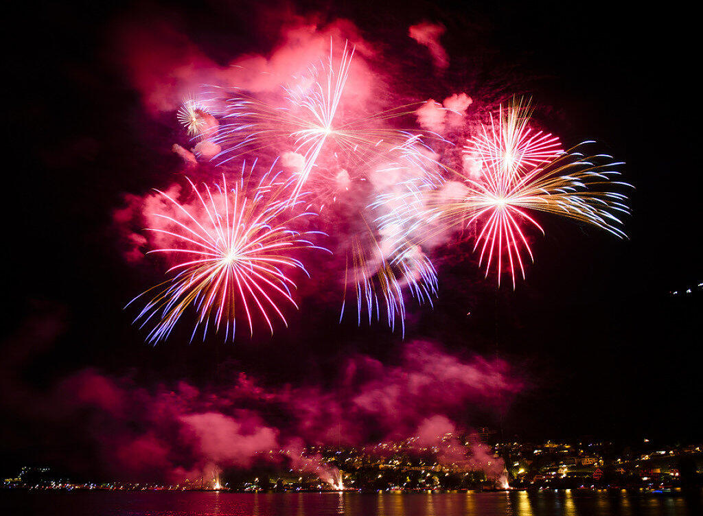 Wer Feuerwerkkörper in die Schweiz einführt, darf dies, sofern die pyrotechnische Ware nicht mehr als 2,5 Kilogramm wiegt. Spektakulärer ist sowieso der Besuch einer der öffentlichen Feiern. (Archivbild)