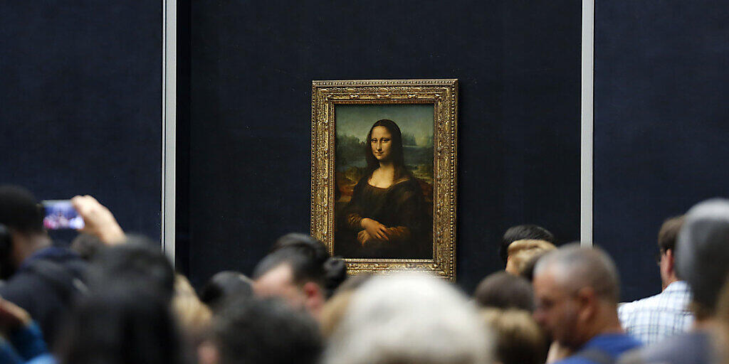 Touristen vor Leonardo da Vincis berühmtem Gemälde "Mona Lisa" im Museum Louvre in Paris. (Archivbild)
