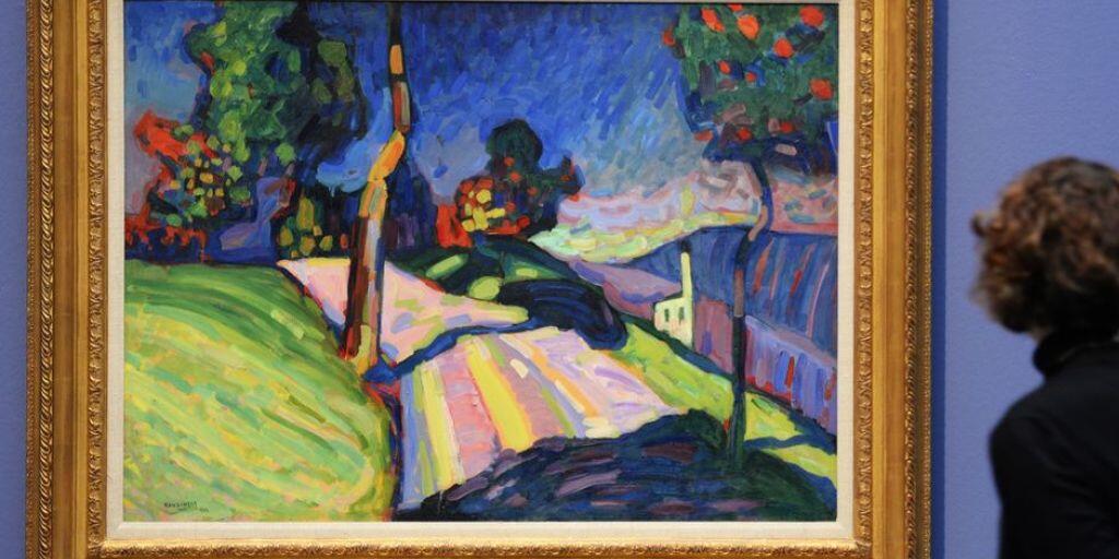 Eine Museumsbesucherin schaut sich das Werk "Murnau, Kohlgruberstrasse" des Künstlers Wassily Kandinsky aus dem Jahr 1908 an. Gemäss einer neuen Studie differieren Urteile über Kunst von Betrachter zu Betrachter zum Teil erheblich (Archivbild). Eine Museumsbesucherin schaut sich das Werk "Murnau, Kohlgruberstrasse" des Künstlers Wassily Kandinsky aus dem Jahr 1908 an. Gemäss einer neuen Studie differieren Urteile über Kunst von Betrachter zu Betrachter zum Teil erheblich (Archivbild).