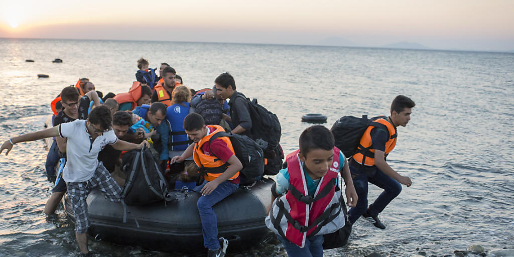 Flüchtlinge gehen auf der griechischen Insel Kos an Land. Sie sind sind damit - von der Türkei her kommend - in der EU. Flüchtlinge gehen auf der griechischen Insel Kos an Land. Sie sind sind damit - von der Türkei her kommend - in der EU.