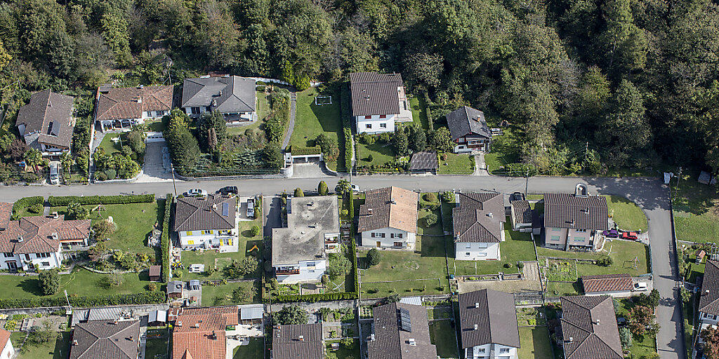 Der Wunschtraum vieler Schweizer Haushalte: Ein freistehendes Einfamilienhaus in Stadtnähe mit Garten und schöner Aussicht. (Symbolbild)