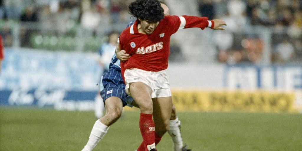 Im Herbst 1989 gab Diego Maradona ein Gastspiel in der Schweiz. Der Weltstar gastierte im UEFA-Cup mit Napoli im Zürcher Letzigrund Im Herbst 1989 gab Diego Maradona ein Gastspiel in der Schweiz. Der Weltstar gastierte im UEFA-Cup mit Napoli im Zürcher Letzigrund