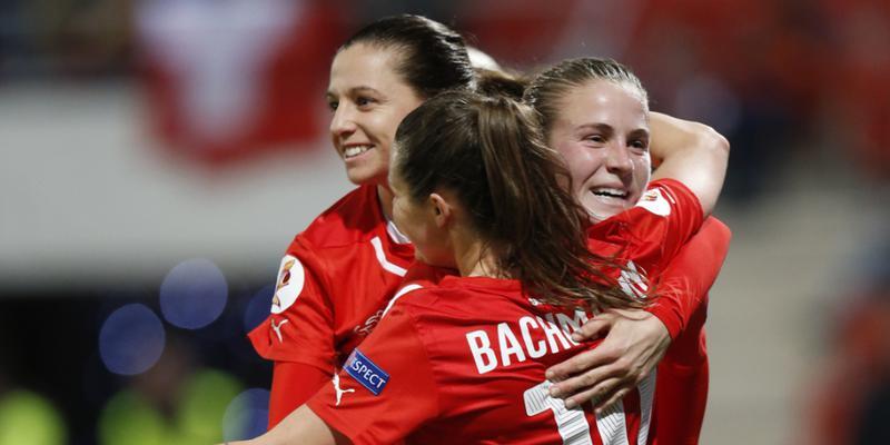 Siegesjubel: Ana-Maria Crnogorcevic (v. r.) feiert mit Ramona Bachmann und Fabienne Humm ihr Tor zum 4:0 gegen Tschechien