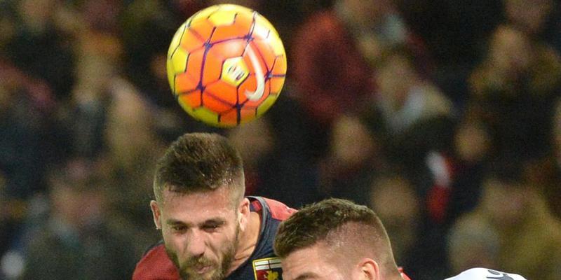 Viel Kampf, aber keine Tore: Genoas Leonardo Pavoletti (links) im Kopfball-Duell mit Lazios Sergej Milinkovic-Savic