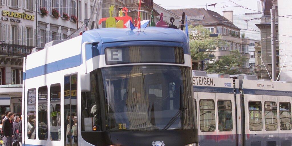 Sicherheitskontrolle für alle Zürcher Cobra-Trams: Die Verkehrsbetriebe Zürich befürchten Entgleisungen.