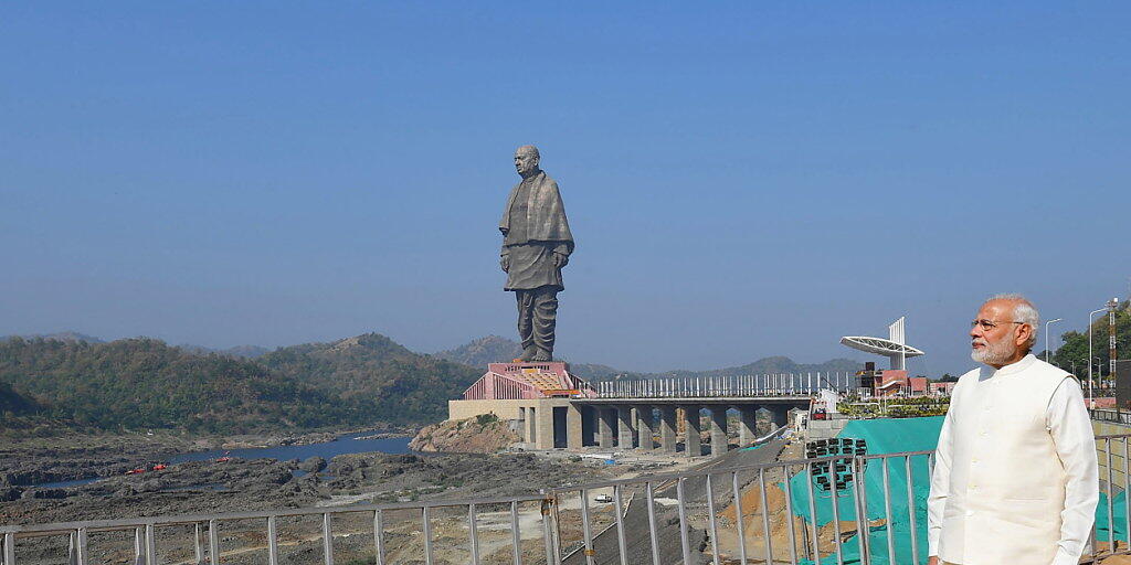 Der indische Premierminister Narendra Modi hat die angeblich "höchste Statue der Welt" eingeweiht - die Skulptur des indischen Unabhängigkeitshelden Sardar Vallabhbhai Patel steht im indischen Bundesstaat Gujarat. Der indische Premierminister Narendra Modi hat die angeblich "höchste Statue der Welt" eingeweiht - die Skulptur des indischen Unabhängigkeitshelden Sardar Vallabhbhai Patel steht im indischen Bundesstaat Gujarat.