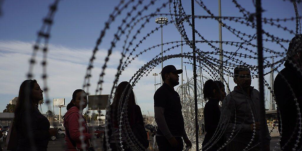 Die USA wollen an der Grenze zu Mexiko ihre Soldaten lediglich mit Schlagstöcken statt mit Schusswaffen ausstatten, um illegale Grenzübertritte zu verhindern. (Archivbild)