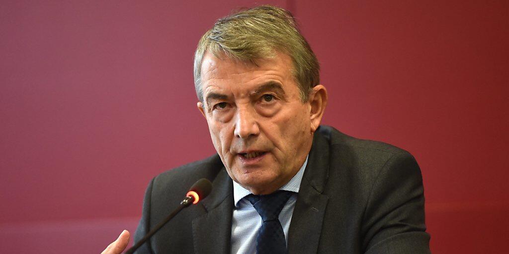 Wolfgang Niersbach trägt seine Argumente vor.