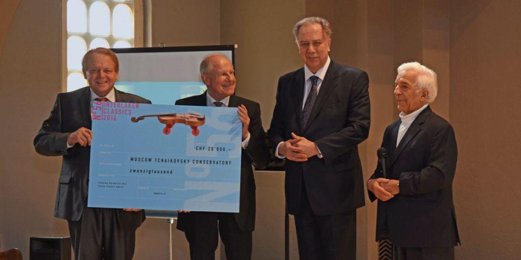 Jurypräsident Vladimir Ashkenazy (r.) übergibt den Johanna Dürmüller-Bol Young Classic Award an Alexander Sokolov (2.v.r./Bild: Handout).