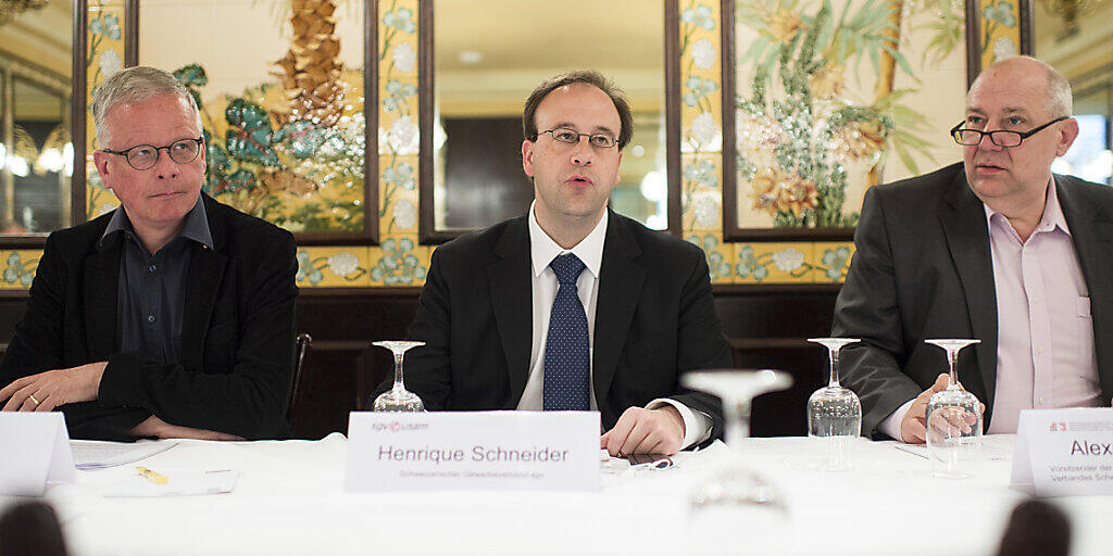 Der Chefökonom des Schweizerischen Gewerbeverbandes, Henrique Schneider (Bildmitte), hat die Produktivitätssteigerung der Schweiz während des Coronavirus-Lockdowns auf rund 16 Prozent geschätzt. (Archivbild)