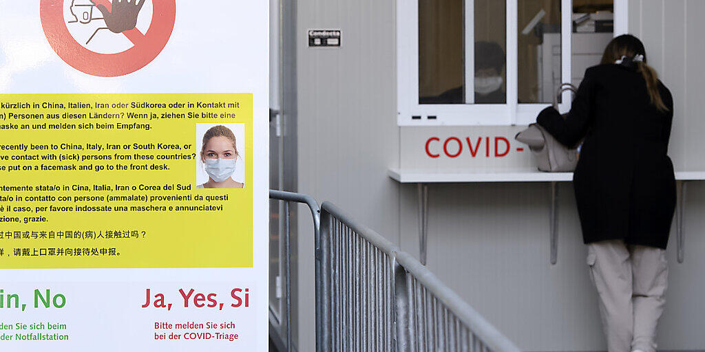 Aufgrund des Coronavirus' hat das Berner Inselspital vor dem Eingang des Notfallgebäudes eine Abklärungsstation eingerichtet. Dort werden die Patienten auf das Virus getestet und beraten. Schwere Fälle kommen von dort in ein Isolierzimmer des Spitals, leichte Fälle können nach Hause in Quarantäne.