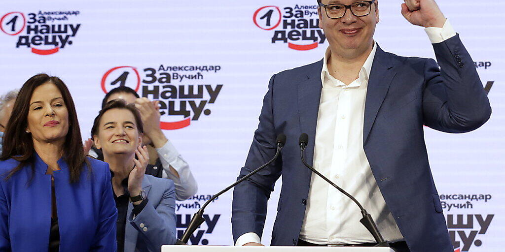 Die Partei von Serbiens Präsident Aleksandar Vucic hat die Parlamentswahl in Serbien haushoch gewonnen.