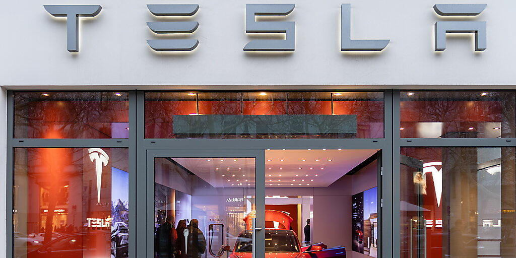 Tesla schliesst doch weniger Läden als angekündigt, erhöht dafür aber die Preise der Fahrzeuge. Im Bild: Tesla-Showroom in Berlin. (Archivbild)