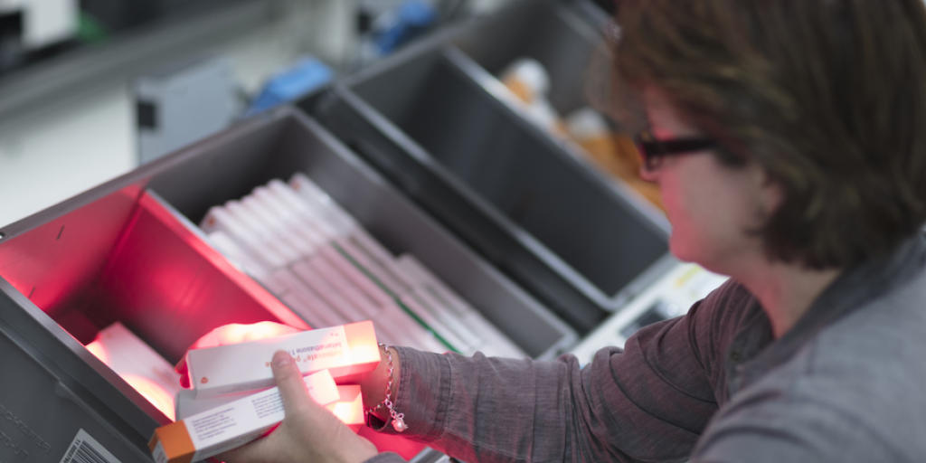 Eine Angestellte bereitet Medikamente für den Versand vor im Logistikzentrum von Zur Rose in Frauenfeld. (Archiv) Eine Angestellte bereitet Medikamente für den Versand vor im Logistikzentrum von Zur Rose in Frauenfeld. (Archiv)